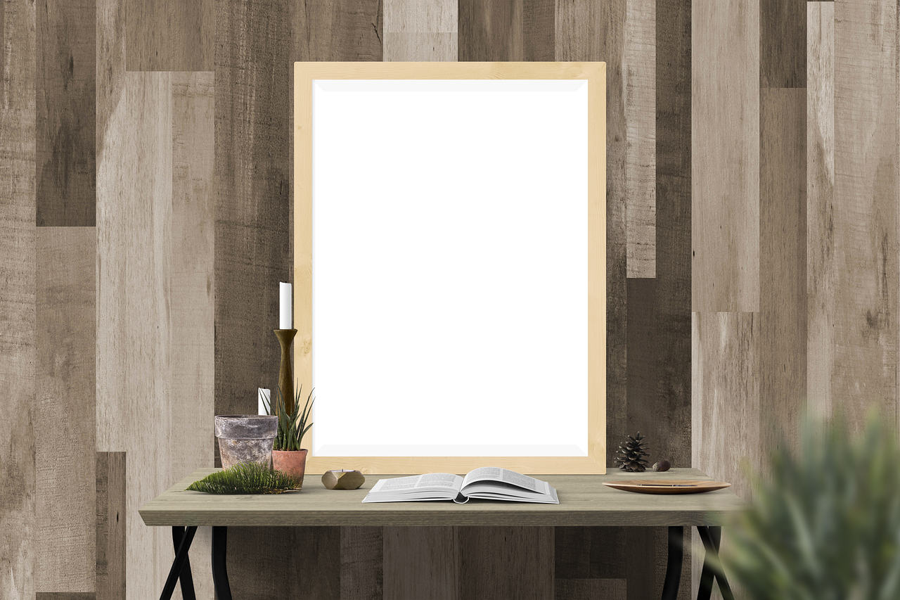 Moderne woonkamer met plantenmuur als kunst.