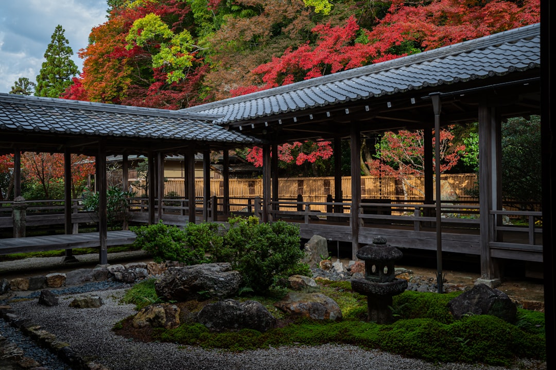 Intiem inrichten: de Japanse wabi-sabi tuin voor herfstsfeer