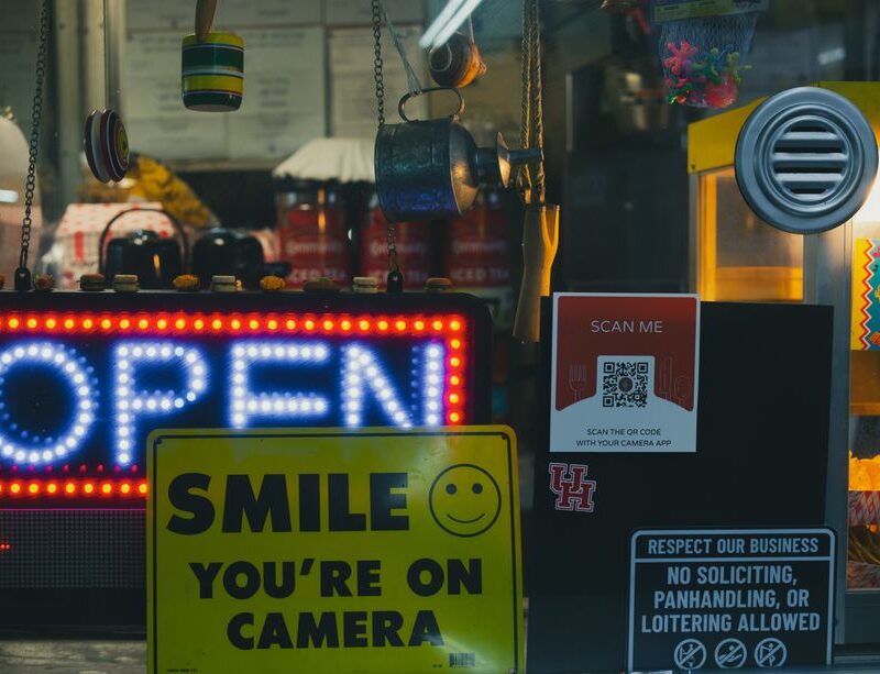 Zo combineer je offline en online marketing: qr-codes op banners en raamstickers