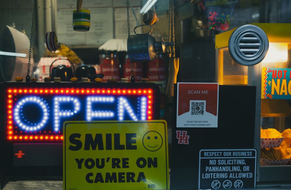 Zo combineer je offline en online marketing: qr-codes op banners en raamstickers